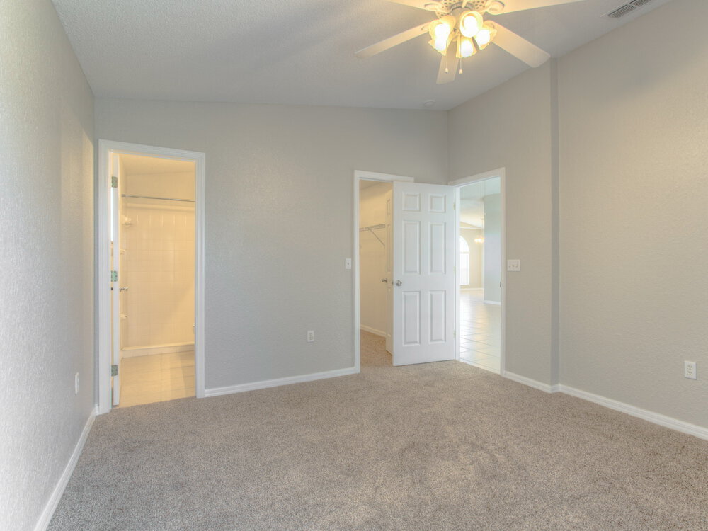 Building Photo - 4944 Palm View Dr N