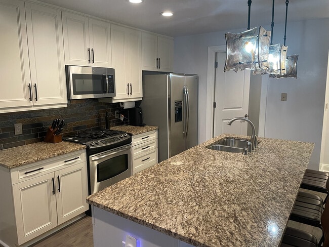 Building Photo - 701 Royal Ct