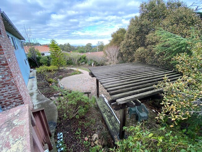 Building Photo - 845 Viewridge Dr