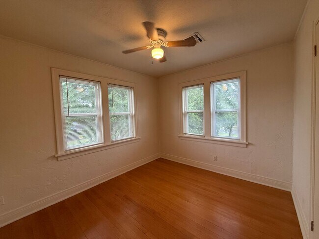 Building Photo - Charming Historic 1-Bedroom in Gatewood | Walk to the Plaza District