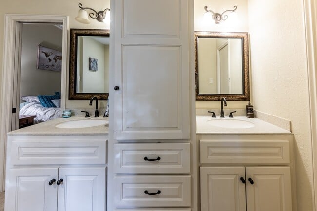 Building Photo - 422 River Oaks Dr