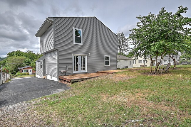 Building Photo - 4 Bedrooms 3 Baths Bristol TN