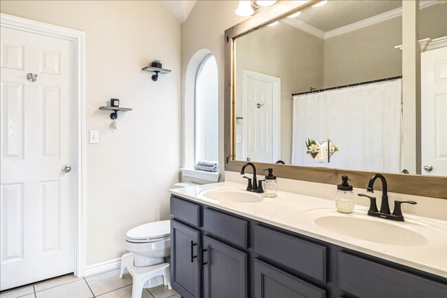 Building Photo - 3906 Las Bahias Dr