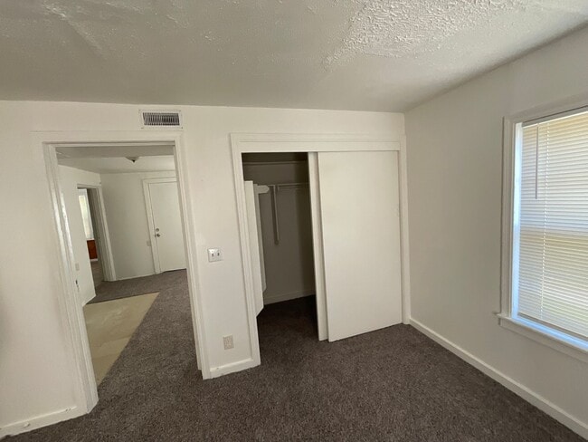 Building Photo - 3 bed, 1 bath, 1 car garage