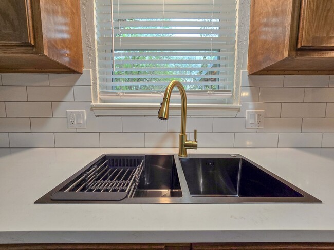 Building Photo - Beautifully remodeled 3 bed 1.5 bath home ...