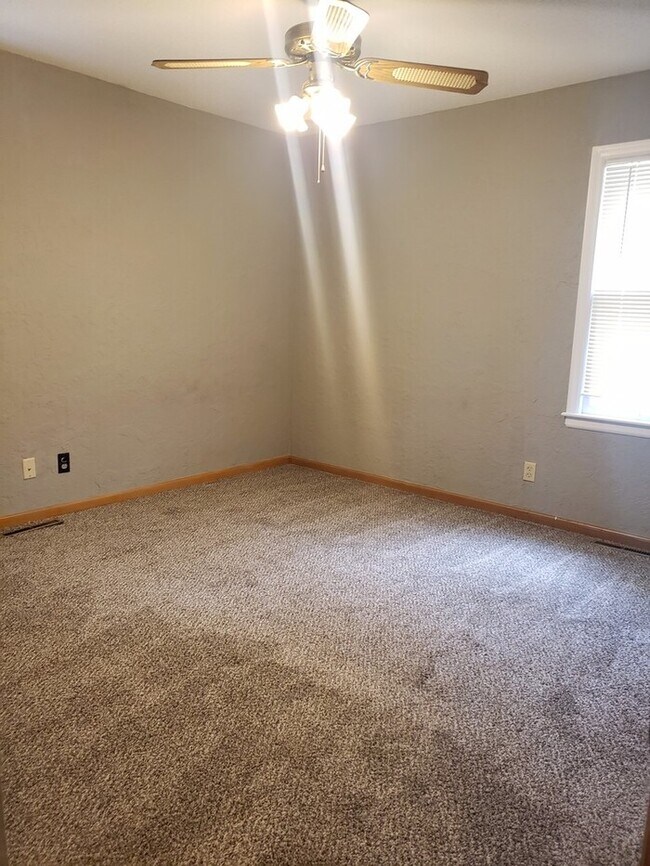 Building Photo - Remodeled Raytown Home-Available NOW!!