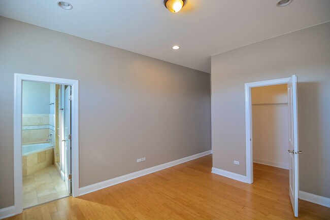 Building Photo - 4006 N Kilbourn Ave