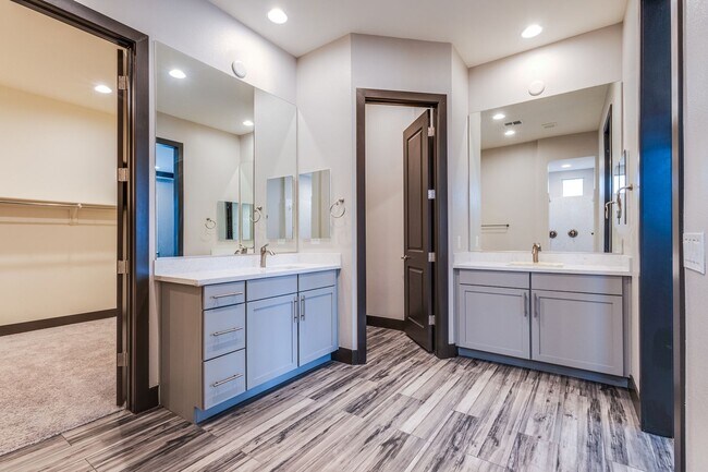 Building Photo - Stunning 5Bed/4.5 Bath home located in a prestigious guard gated community of Reverence in Summerlin