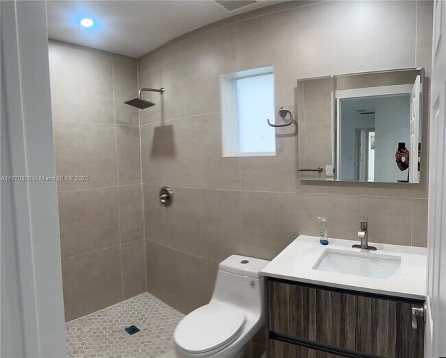 Building Photo - 526 S Rainbow Dr