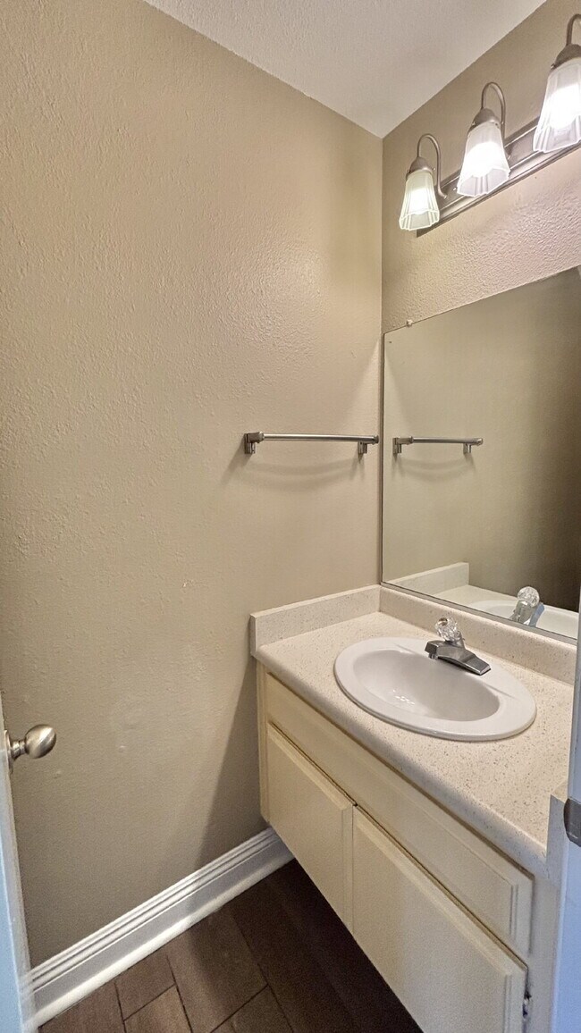 Building Photo - 2 Bedrooms Townhome Availble For Rent in I...