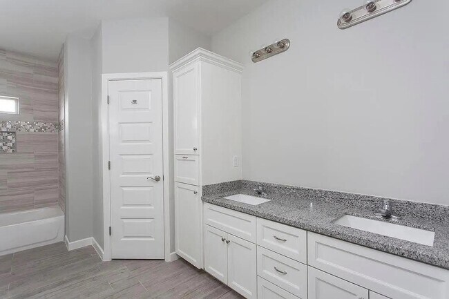 Building Photo - 2206 Liverpool Dr