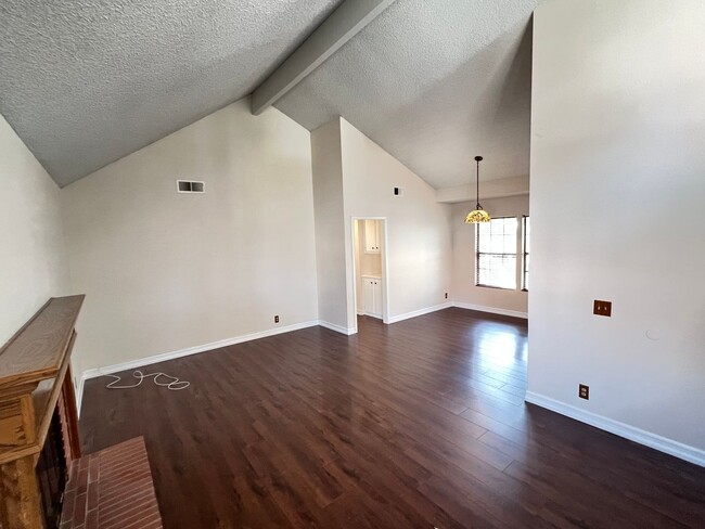 Building Photo - Perfect 2 Bed 1 Bath End Unit Condo in Pla...