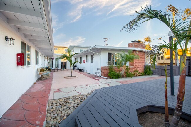 Building Photo - Refreshed 1 bed / 1bath Second Floor Unit in the Heart of Pacific Beach!