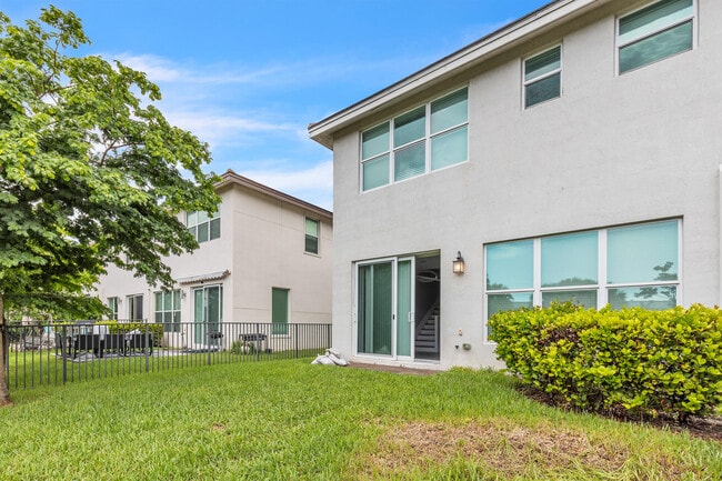 Building Photo - 4340 Veleiros Ave
