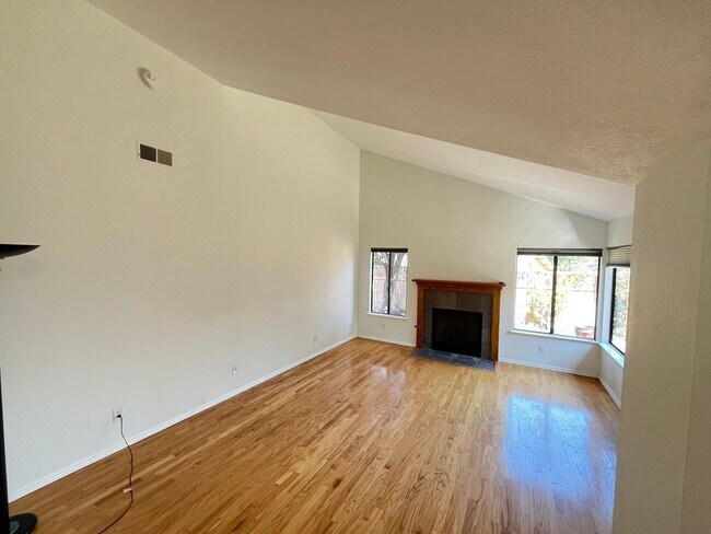 Building Photo - 354 Woodbridge St