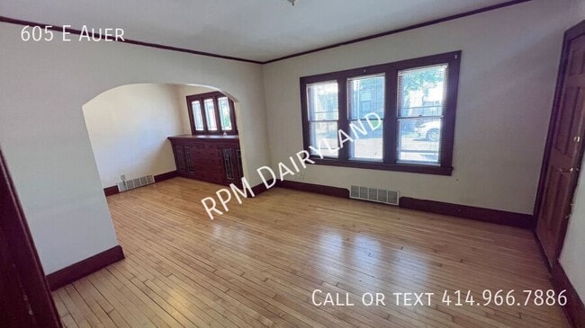 Building Photo - 605 E Auer-