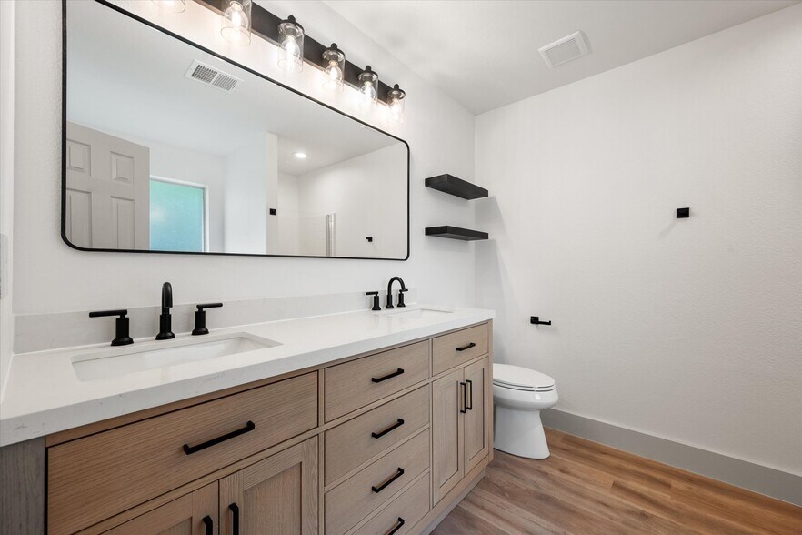 Building Photo - 5021 Bayberry Dr