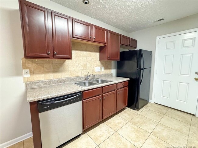 Building Photo - 1910 Poplar Dr