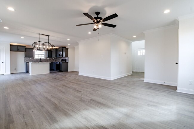 Building Photo - Beautiful Open Concept Home!