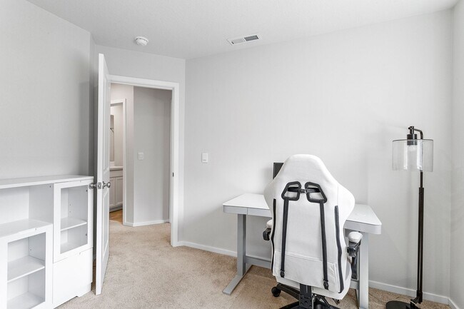 Building Photo - 3BD 2.5BA + Townhouse w/2-Car Garage + AC
