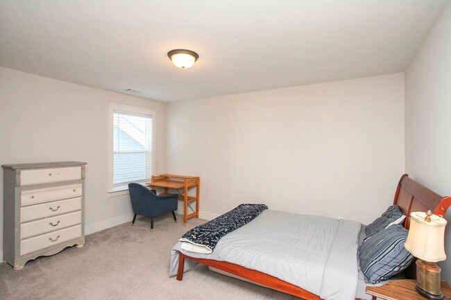 Building Photo - 170 Portico Pl