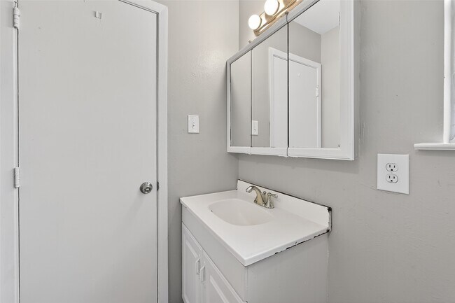 Building Photo - 2446 Mayview Dr