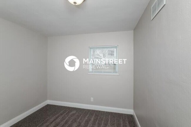 Building Photo - 3 Bedroom Pet-Friendly Home in LOUISVILLE, KY with Main Street Renewal