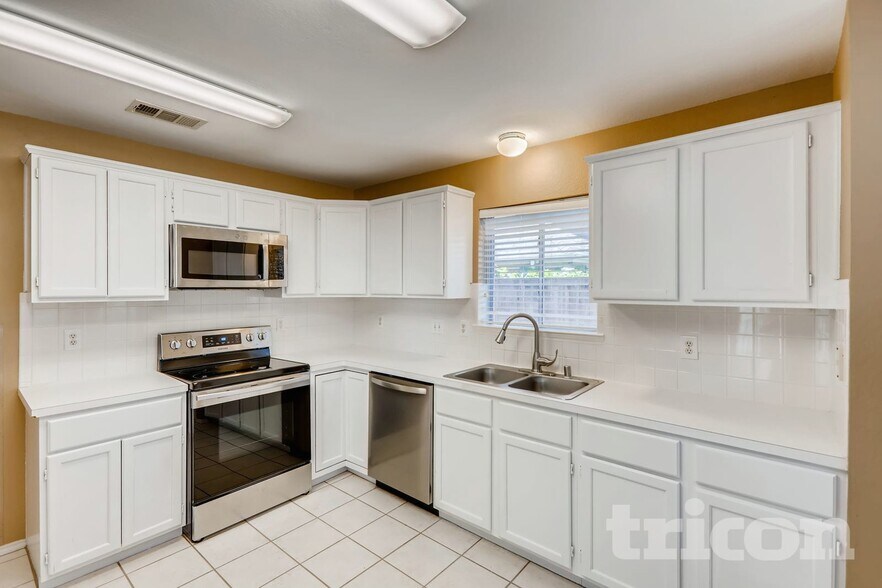 Building Photo - 1801 Pecan View Dr