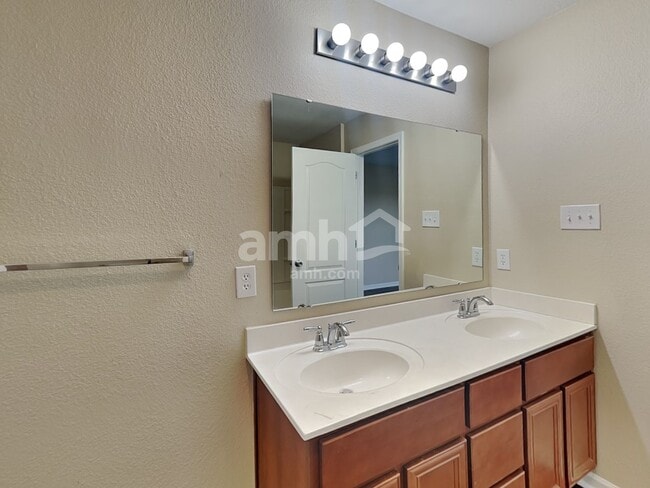 Building Photo - 1622 Carriage Cir