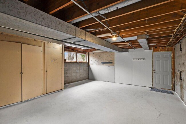 Building Photo - Mid-Century Home