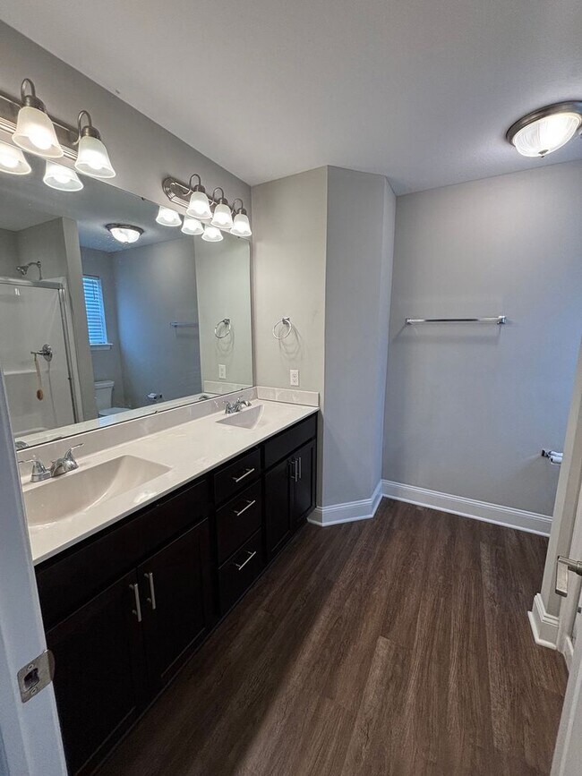 Building Photo - Beautiful Townhome in Washington! - 2 Bedroom