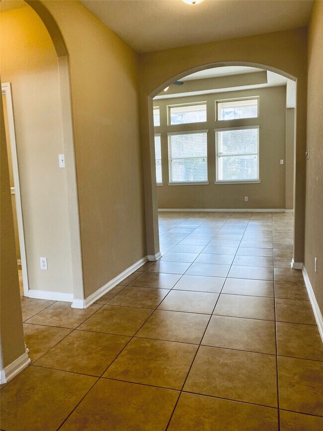 Building Photo - 15 Sagamore Ridge Pl