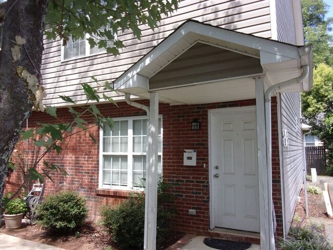 Primary Photo - Recently Renovated 2 Bedroom 1 1/2 Bath To...