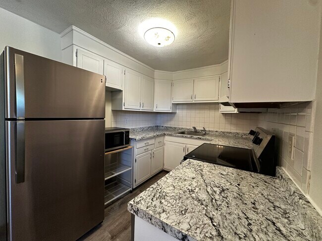 Building Photo - 2 Town House Ln