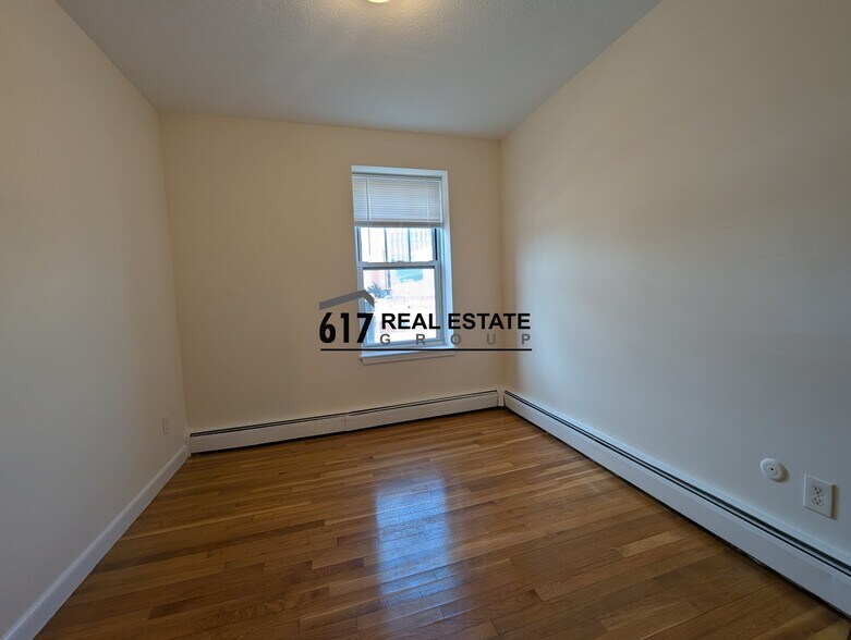 Building Photo - 164 N Beacon St