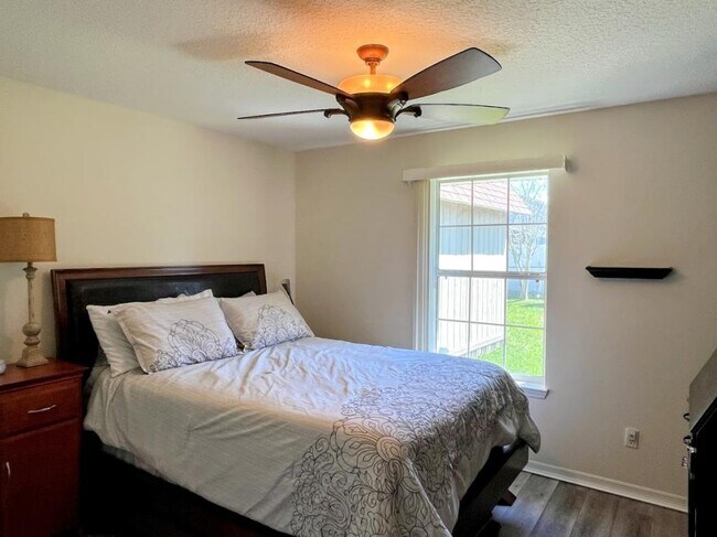 Building Photo - 33 Wheeling Ln