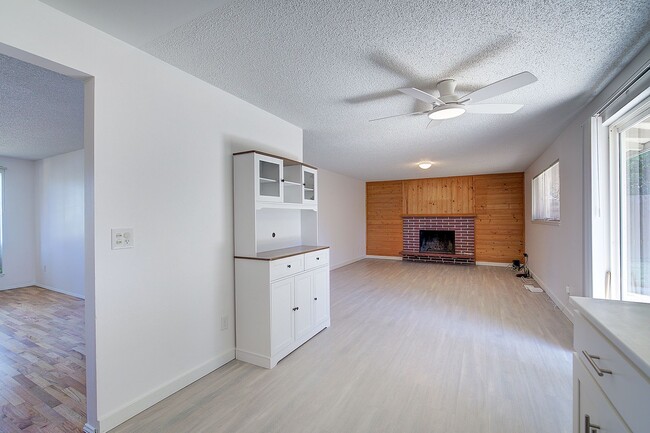 Building Photo - 4Bd/2Ba Kent Home