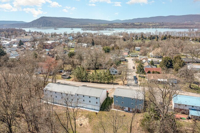 Building Photo - 696 Walborn Rd