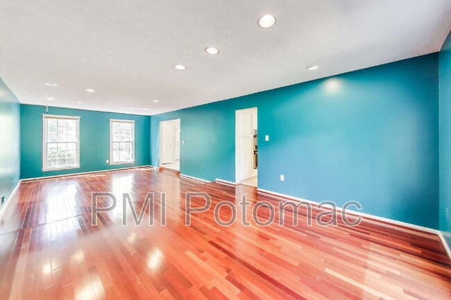 Building Photo - 1718 Crestview Dr