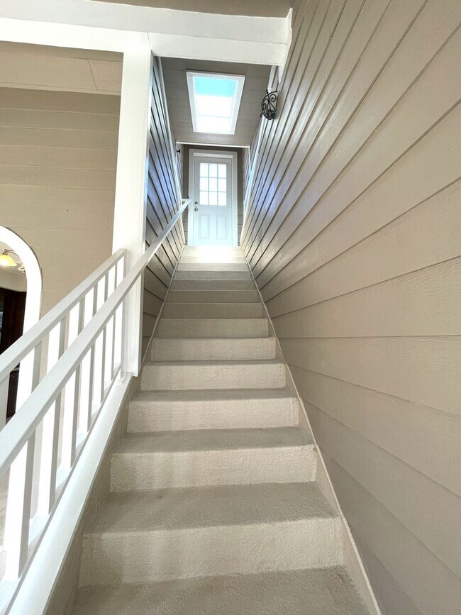 Building Photo - Beautiful 3 bedroom detached townhome with...