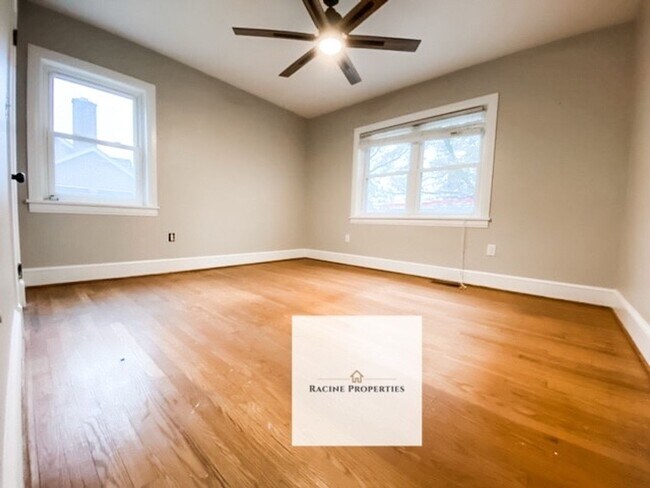 Building Photo - Two Story Home in Clinton!