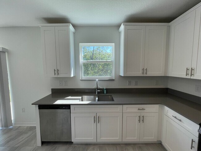 Building Photo - 4 Bedroom 2.5 Bathroom home located in Preserves at LPGA