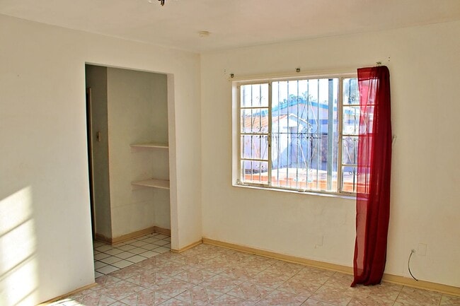 Building Photo - Spacious home Move-In Ready