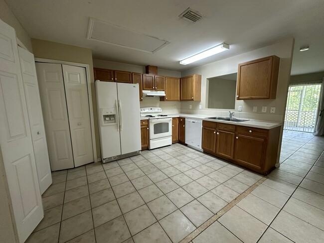 Building Photo - 4642 Golfview Blvd