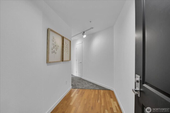 Building Photo - 1909 10th Ave W