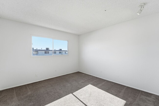 Building Photo - Beautiful 3-Bedroom Townhome in Northern Manor West