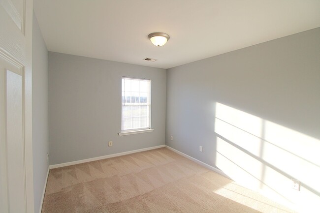 Building Photo - Move-in Ready Townhome!!