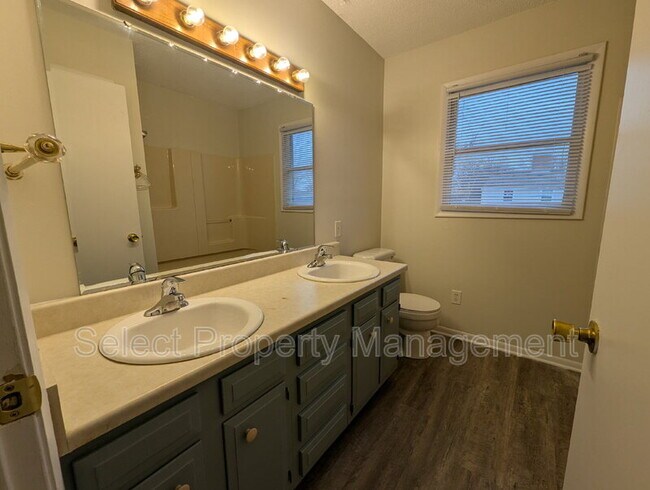 Building Photo - 924 E Washington Center Rd