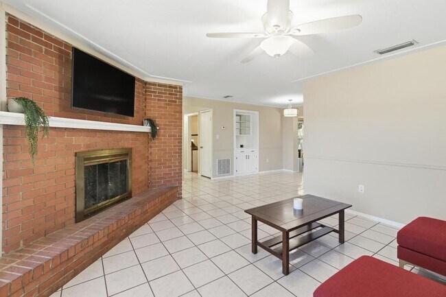 Building Photo - 1411 Crest Dr