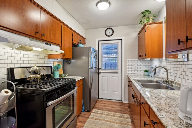 Building Photo - 1602 Lone Oak Ave